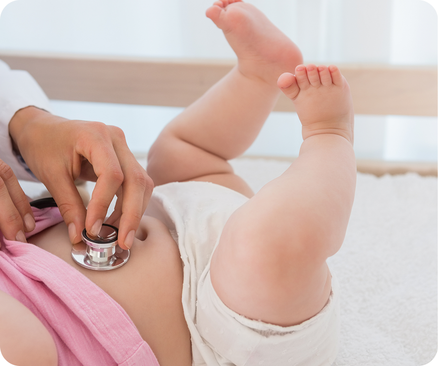 Criança sendo examinada em consulta de gastropediatria