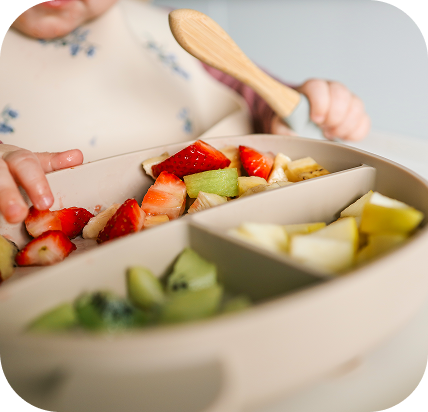 Bebê sendo alimentado com orientação nutricional pediátrica