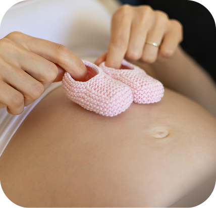 Médica orientando gestante sobre cuidados com o bebê no pré-natal pediátrico