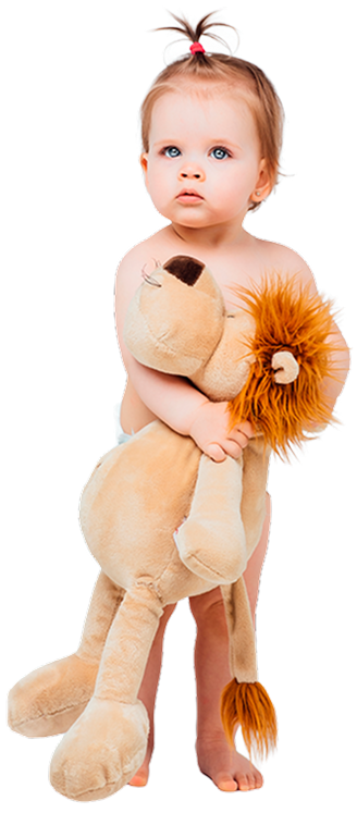 Bebê brincando com brinquedo de leão, ilustrando cuidado pediátrico desde o início da vida